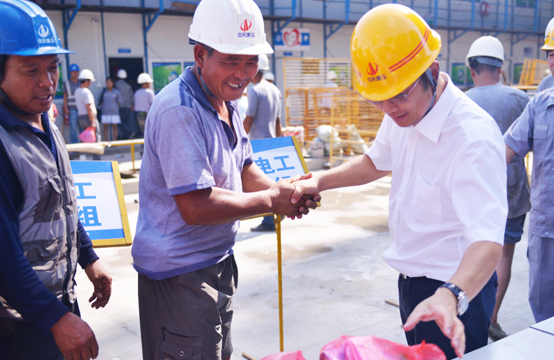 2019年7月24日，球盟会北京集团慰问现场一线工人。