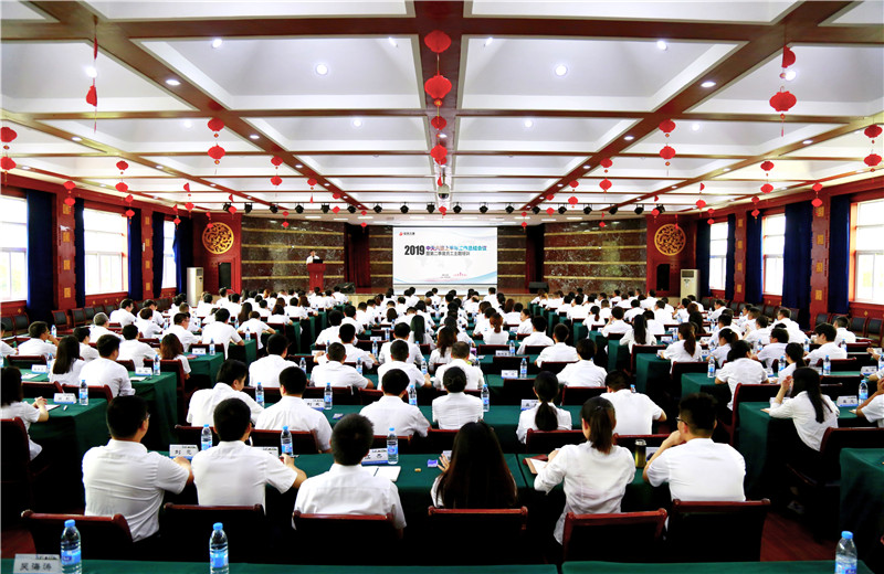 2019年7月12日，球盟会六建上半年工作总结会议暨第二季度员工主题培训在黄冈齐安湖生态农庄顺利举行。