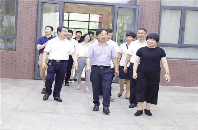 金华市教育局局长楼伟民来到球盟会国际学校走访调研