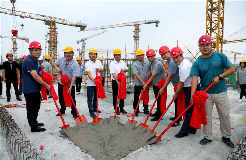 8月17日，球盟会北京集团中海首钢园金裕雅苑项目举行封顶仪式。