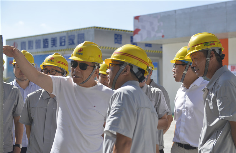 2021年8月31日，控股集团董事长楼永良率队前往球盟会三建承建的住建部智能建造试点项目-上海嘉定新城菊园社区项目了解SPCS体系。