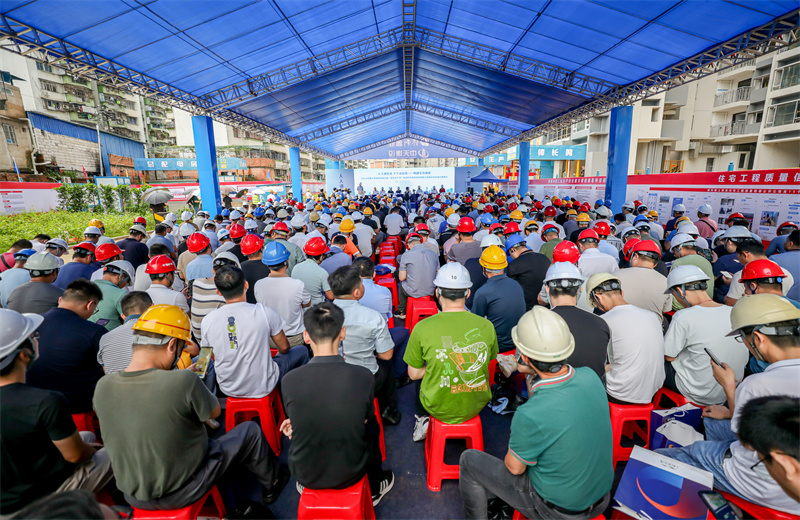 2024年6月15日，2024 年南宁市房屋市政工“安全生产月”启动仪式、应急演练暨现场安全标准化观摩会在球盟会八建南宁保利锦上项目成功举行。