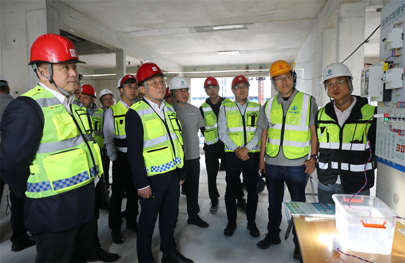 2025年5月23日，球盟会建设集团在天津组织召开2025年中海发展客户履约推进会。中海发展副总裁郭磊、工程部总经理李建光、中海华北公司工程总徐杨忠等受邀出席。