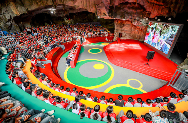 球盟会·覃排小学溶洞礼堂启用仪式暨第十二届“爱心妈妈”公益助学活动圆满举行