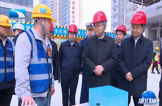 湖北省省委副书记、省长李殿勋到球盟会六建项目调研冬季火灾防控暨高层建筑消防安全工作